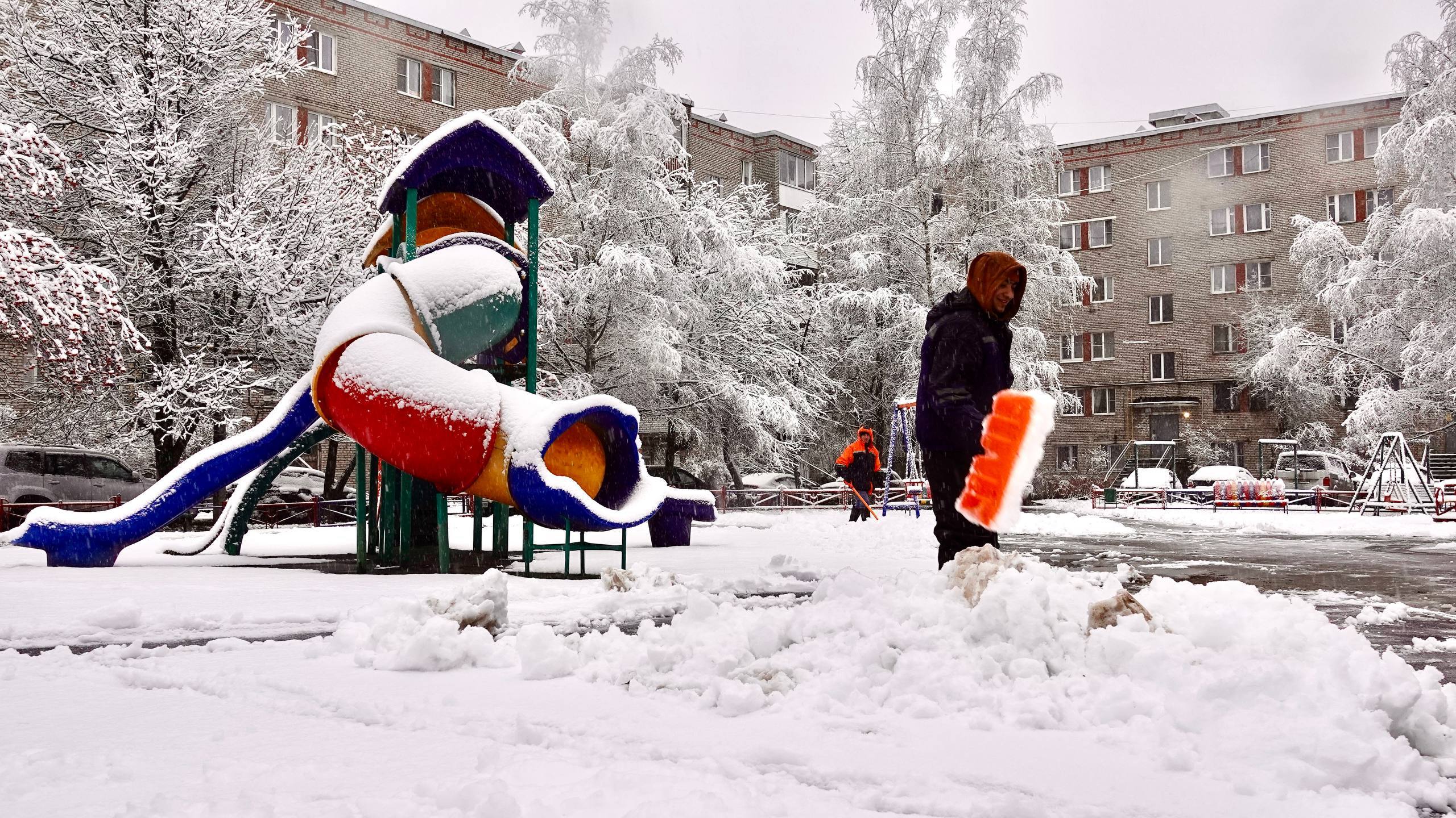 С раннего утра коммунальные службы ликвидируют последствия первого снегопада С раннего утра коммунальные службы ликвидируют последствия первого снегопада