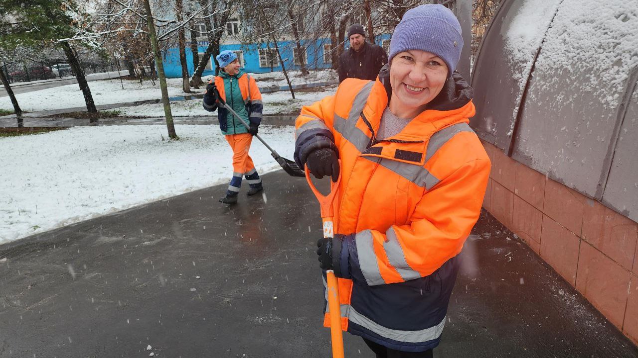 Работники ЖКХ Люберец расчистили подходы к пешеходным переходам и остановкам