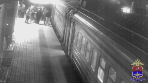 Около 20 подростков устроили погром в подмосковной электричке Монино — Москва