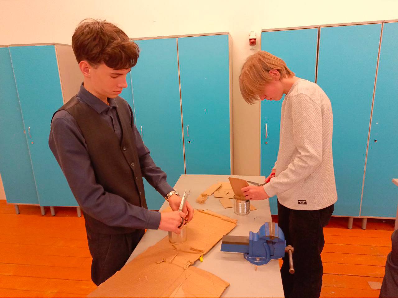 В рамках патриотического воспитания ученики МБОУ Любучанской СОШ м. о. Чехов продолжают изготовлять окопные свечи — простого, но важного средства для обогрева и освещения в полевых условиях В рамках патриотического воспитания ученики МБОУ Любучанской СОШ м. о. Чехов продолжают изготовлять окопные свечи — простого, но важного средства для обогрева и освещения в полевых условиях