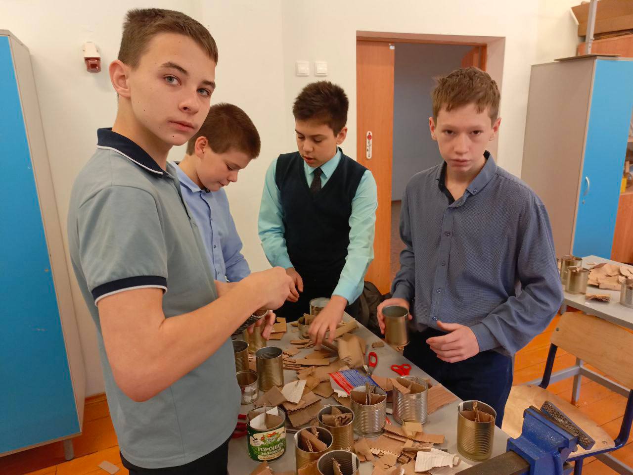 В рамках патриотического воспитания ученики МБОУ Любучанской СОШ м. о. Чехов продолжают изготовлять окопные свечи — простого, но важного средства для обогрева и освещения в полевых условиях В рамках патриотического воспитания ученики МБОУ Любучанской СОШ м. о. Чехов продолжают изготовлять окопные свечи — простого, но важного средства для обогрева и освещения в полевых условиях