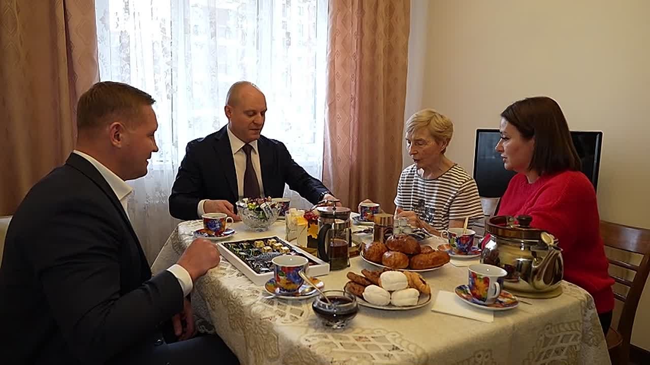 Глава округа Пушкинский Максим Красноцветов, депутат Мособлдумы Михаил Ждан и уполномоченный главы округа Нина Ушакова 12 ноября навестили Галину Гриб - участницу госпрограммы по переселению жителей из аварийного фонда