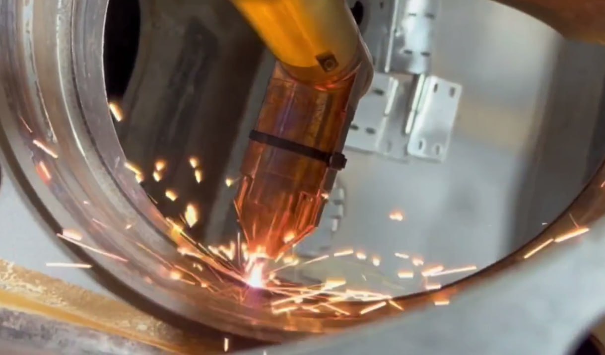 На Коломенском заводе установили новый лазерно-наплавочный станок На Коломенском заводе установили новый лазерно-наплавочный станок