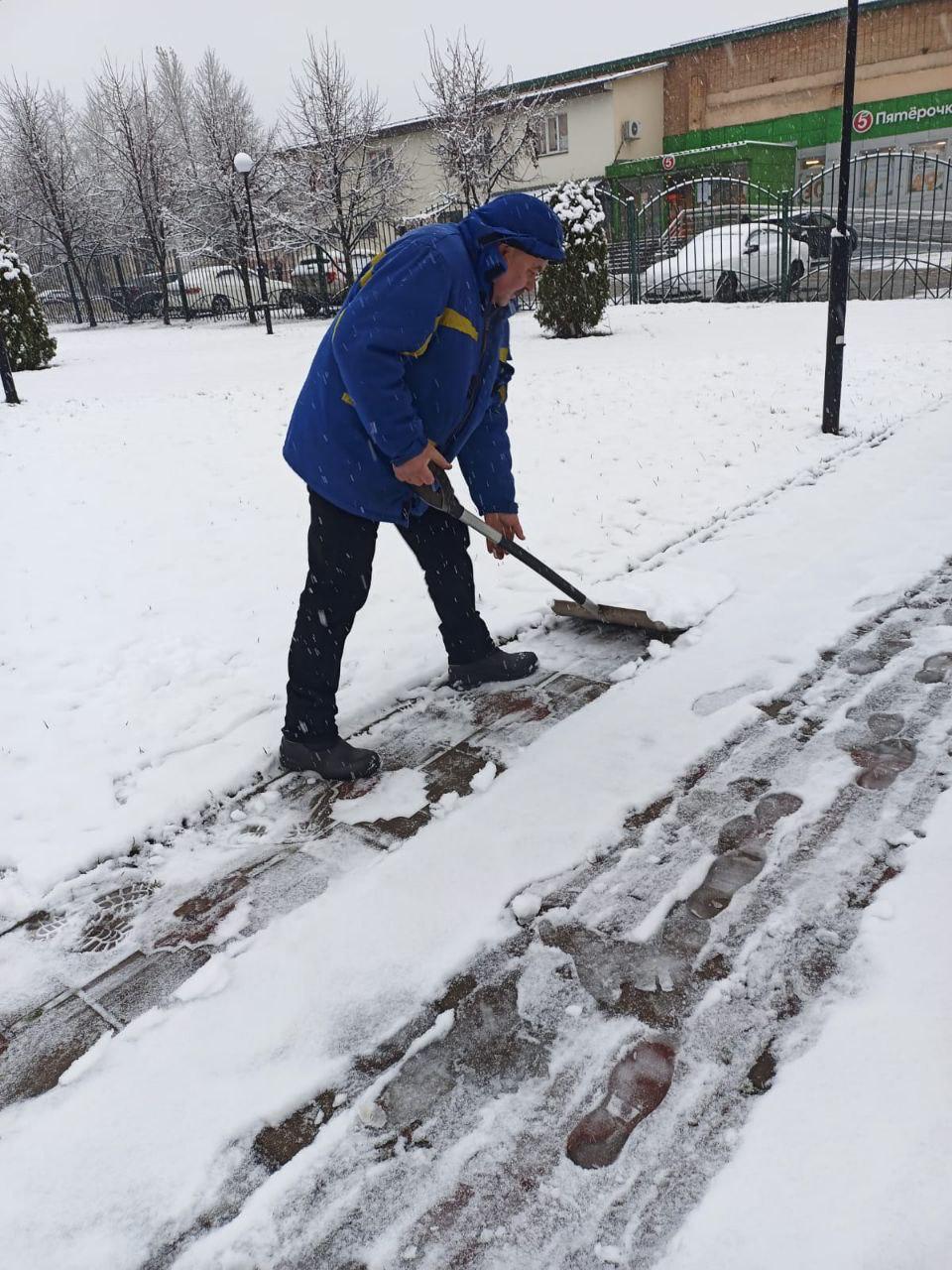 Коммунальные службы начали обрабатывать дороги от наледи Коммунальные службы начали обрабатывать дороги от наледи