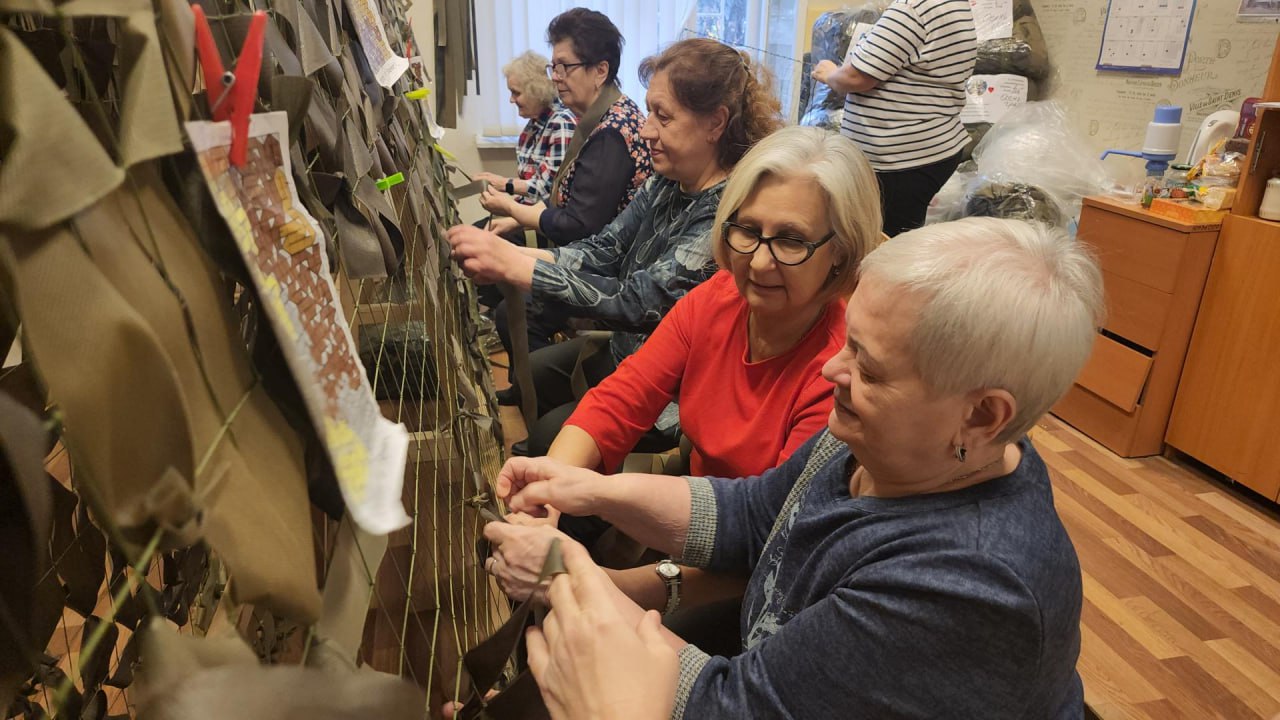 Волонтёры посёлка Октябрьский в Люберцах изготовили для фронта около четырёх тысяч защитных одеял, сетей и пончо Волонтёры посёлка Октябрьский в Люберцах изготовили для фронта около четырёх тысяч защитных одеял, сетей и пончо