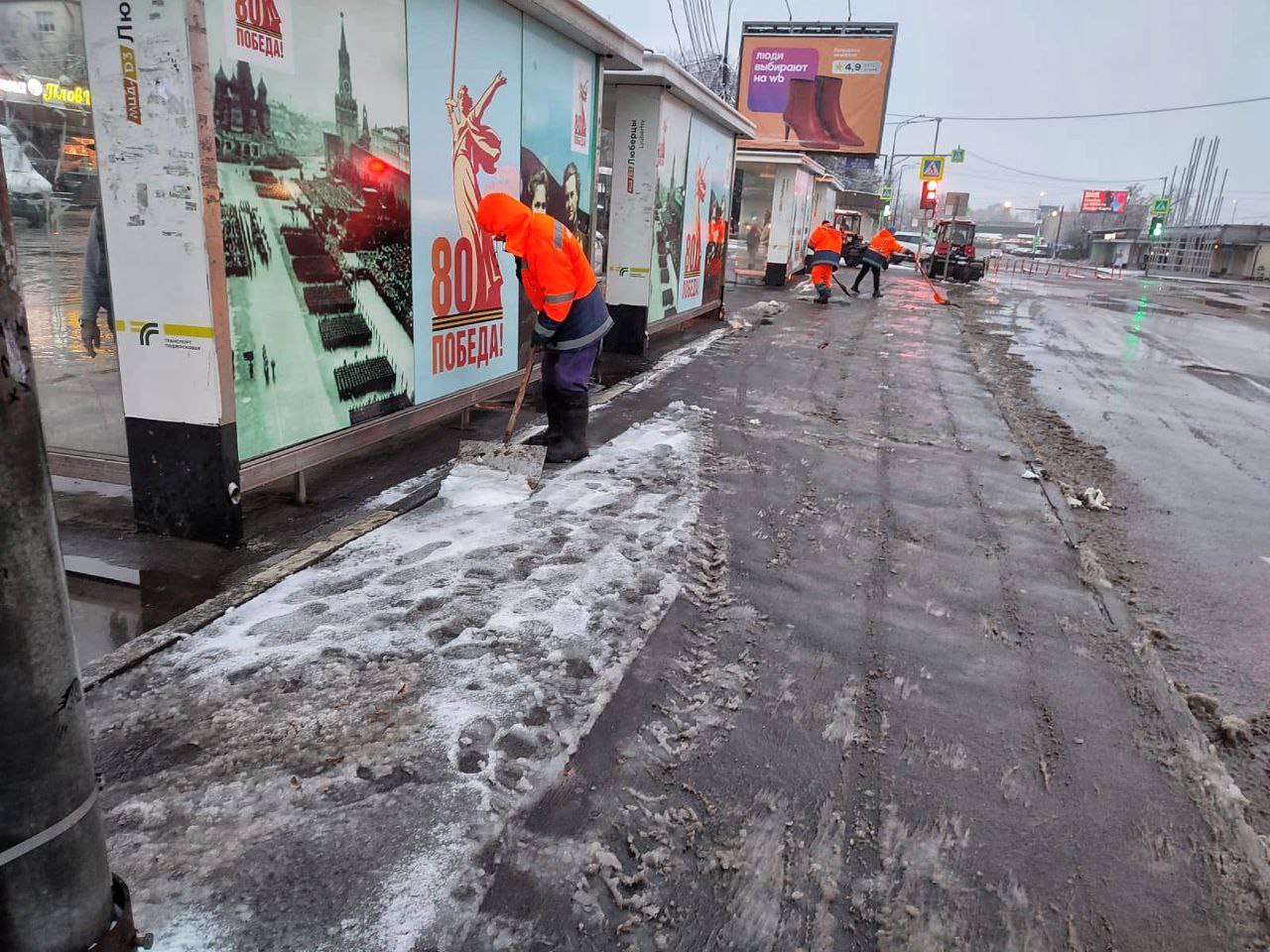 В Люберцах первыми встретили снег работники дорожно-коммунальных служб В Люберцах первыми встретили снег работники дорожно-коммунальных служб