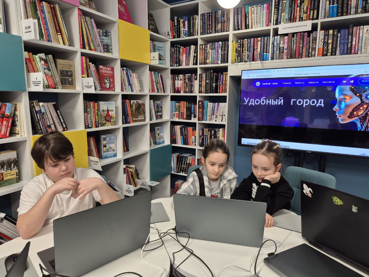 Увлекательный урок по нейросетям прошел в библиотеке Королёва Увлекательный урок по нейросетям прошел в библиотеке Королёва