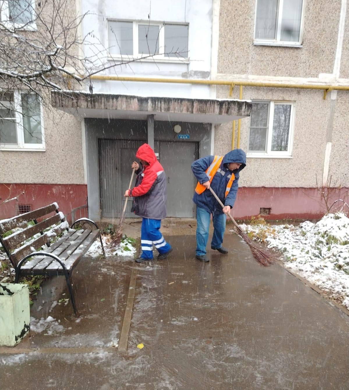 Первый снег появился – и вместе с ним на уборку вышли коммунальные службы Первый снег появился – и вместе с ним на уборку вышли коммунальные службы