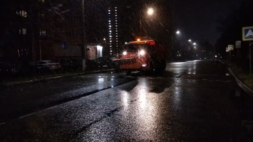 Коммунальные службы начали обрабатывать дороги от наледи