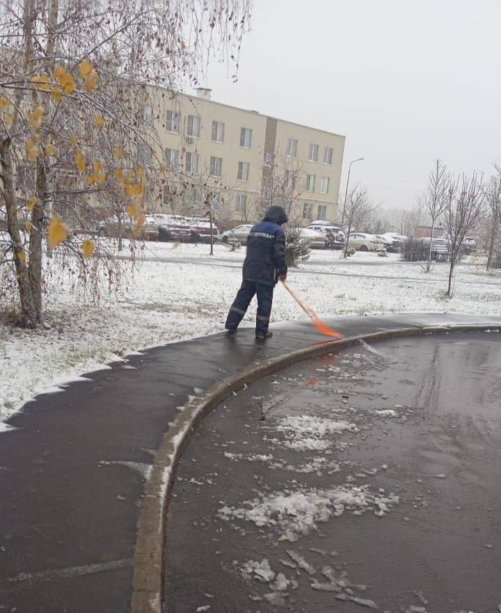 Первый снег появился – и вместе с ним на уборку вышли коммунальные службы Первый снег появился – и вместе с ним на уборку вышли коммунальные службы