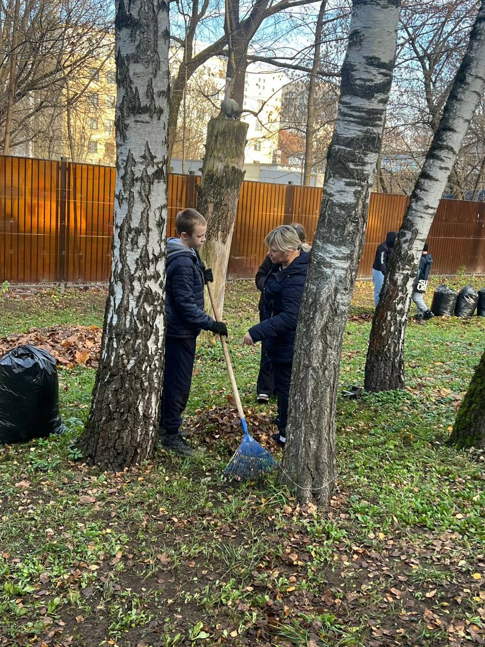 Осенняя уборка с теплом в сердце: сотрудники транспортной полиции устроили праздник труда для воспитанников Центра содействия семейному воспитанию имени Юрия Никулина Осенняя уборка с теплом в сердце: сотрудники транспортной полиции устроили праздник труда для воспитанников Центра содействия семейному воспитанию имени Юрия Никулина