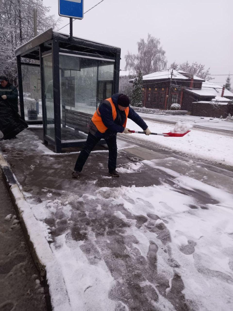 Коммунальные службы начали обрабатывать дороги от наледи Коммунальные службы начали обрабатывать дороги от наледи