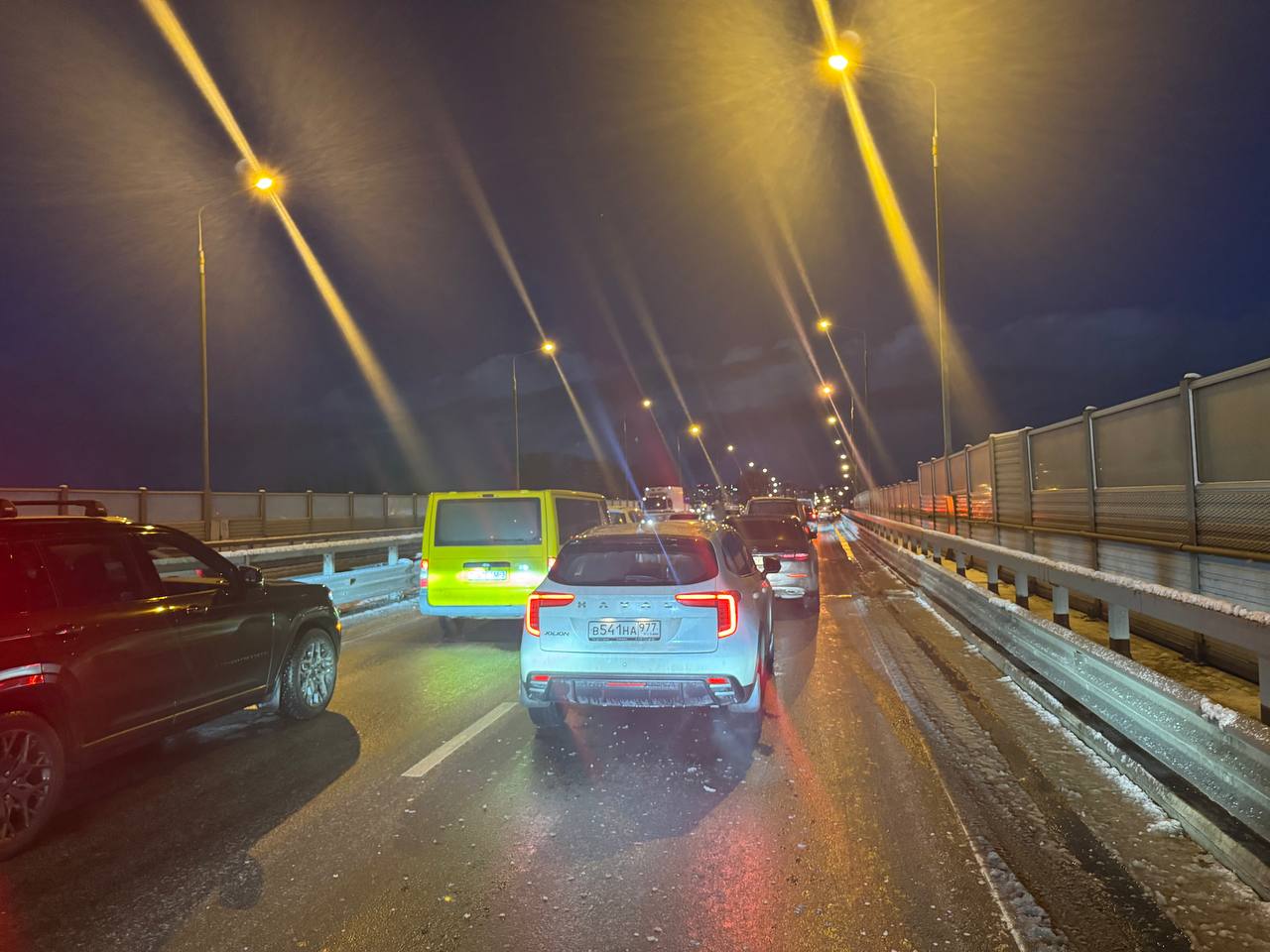 На эстакаде «Водники» в Долгопрудном столкнулись 7 автомобилей На эстакаде «Водники» в Долгопрудном столкнулись 7 автомобилей