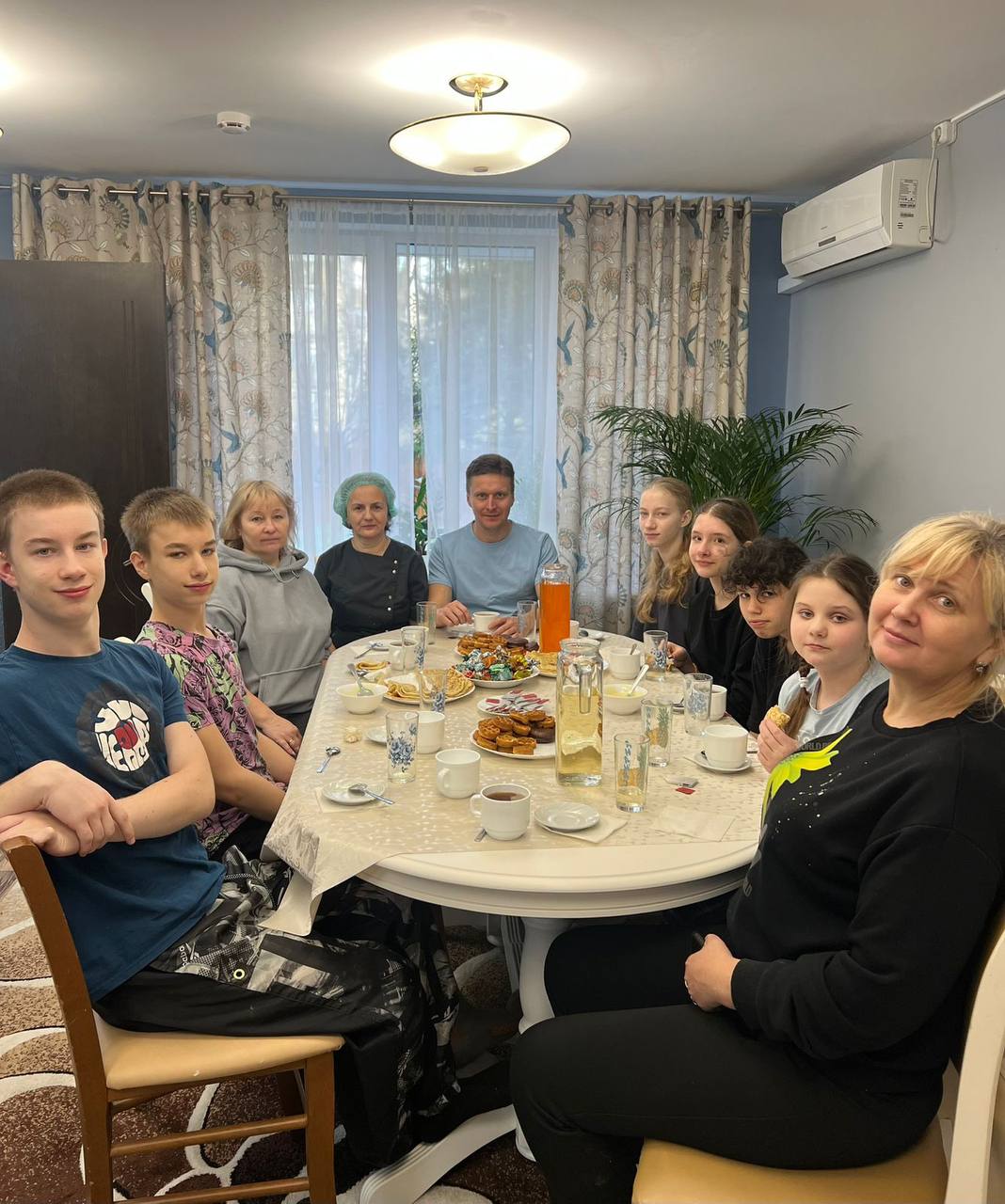 Осенняя уборка с теплом в сердце: сотрудники транспортной полиции устроили праздник труда для воспитанников Центра содействия семейному воспитанию имени Юрия Никулина Осенняя уборка с теплом в сердце: сотрудники транспортной полиции устроили праздник труда для воспитанников Центра содействия семейному воспитанию имени Юрия Никулина