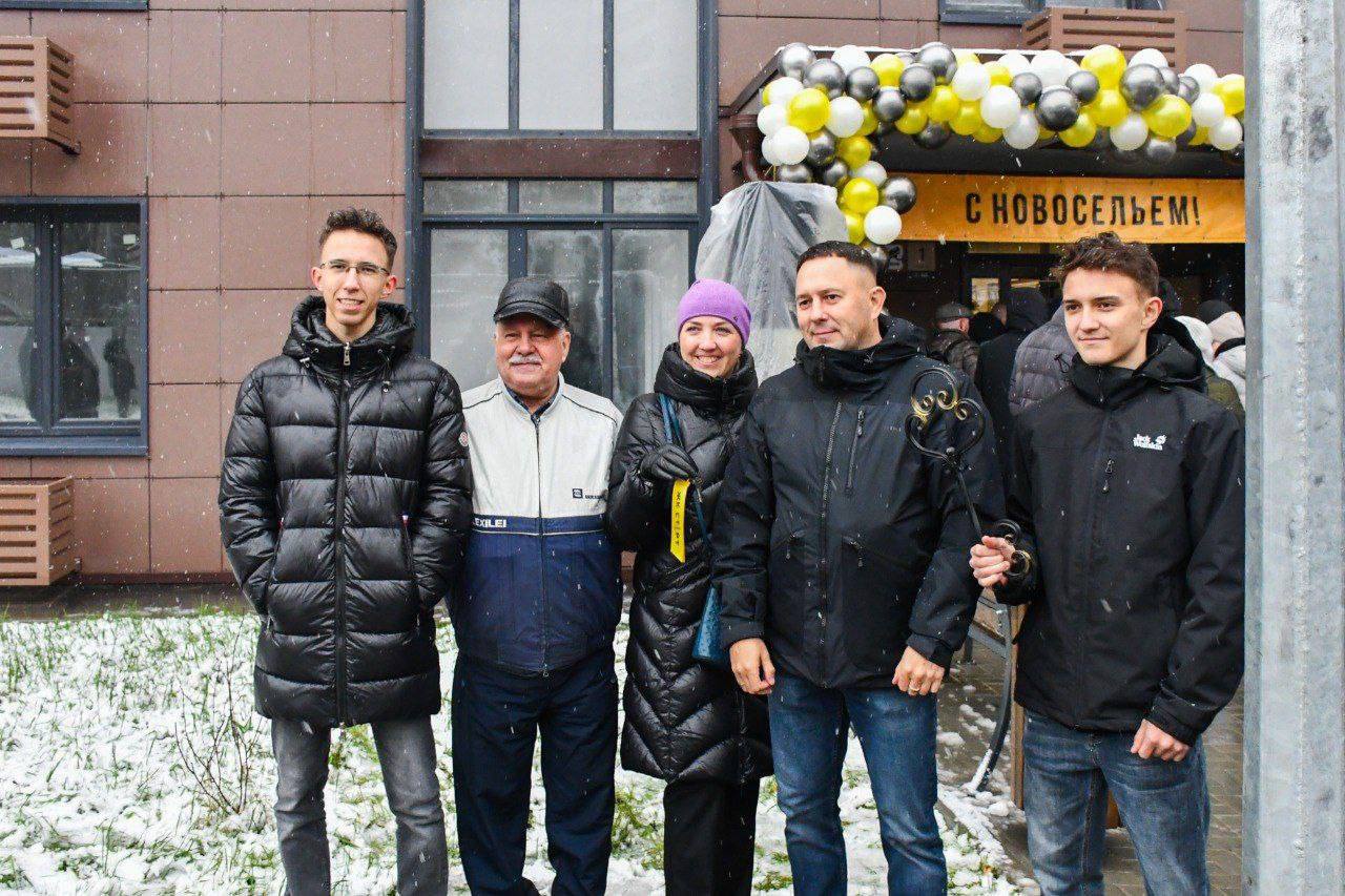 Жителям аварийных домов Жуковского вручили ключи от новых квартир Жителям аварийных домов Жуковского вручили ключи от новых квартир