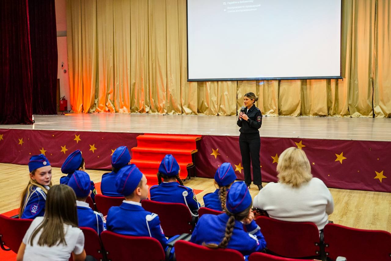 Вместе за безопасность: более 50 школьников получили награды за знание ПДД Вместе за безопасность: более 50 школьников получили награды за знание ПДД