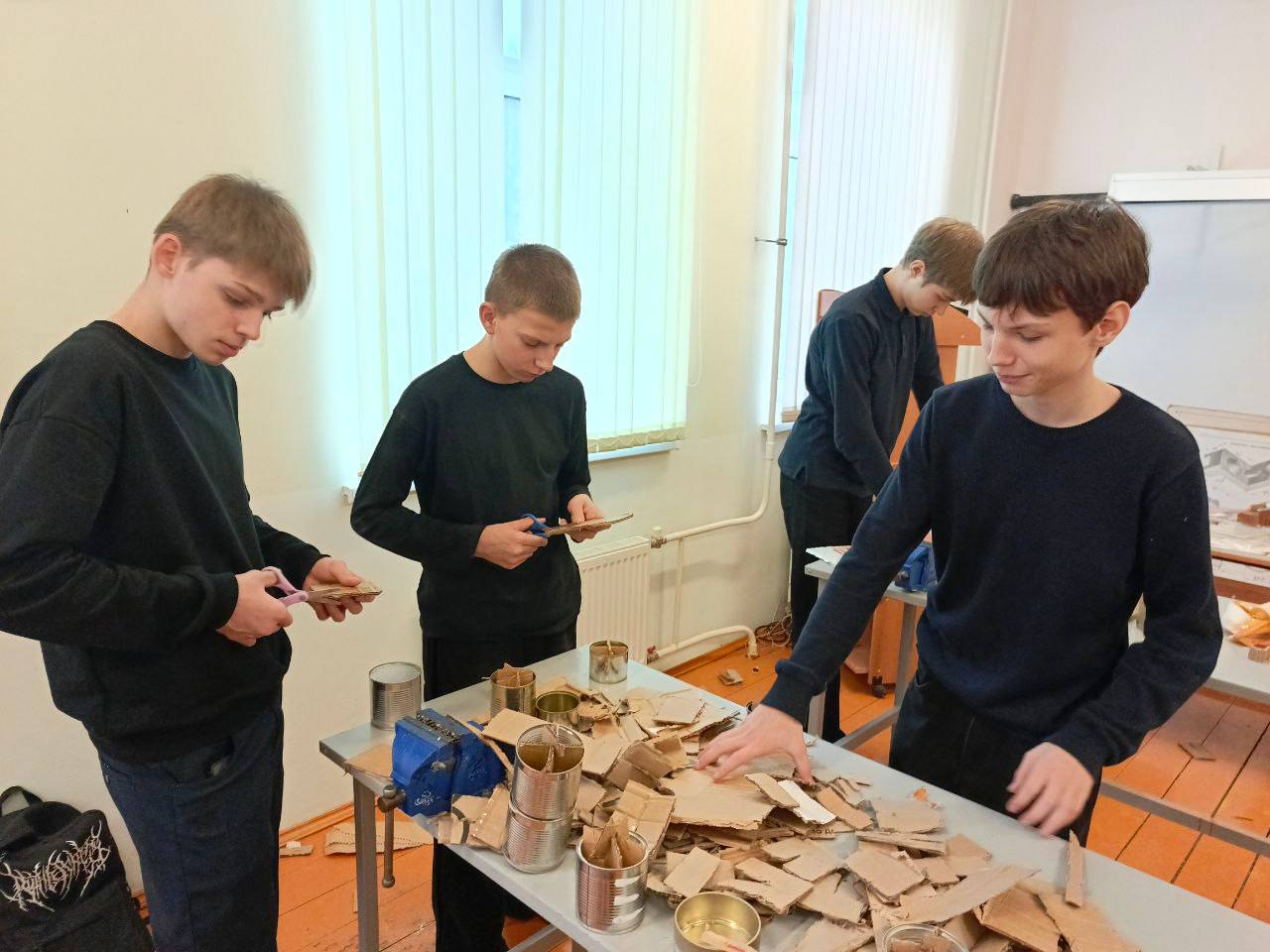 В рамках патриотического воспитания ученики МБОУ Любучанской СОШ м. о. Чехов продолжают изготовлять окопные свечи — простого, но важного средства для обогрева и освещения в полевых условиях В рамках патриотического воспитания ученики МБОУ Любучанской СОШ м. о. Чехов продолжают изготовлять окопные свечи — простого, но важного средства для обогрева и освещения в полевых условиях