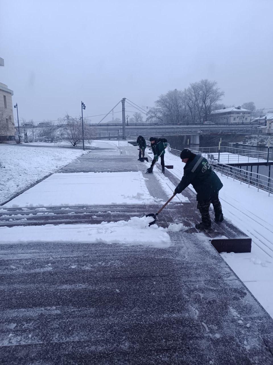 Коммунальные службы начали обрабатывать дороги от наледи Коммунальные службы начали обрабатывать дороги от наледи