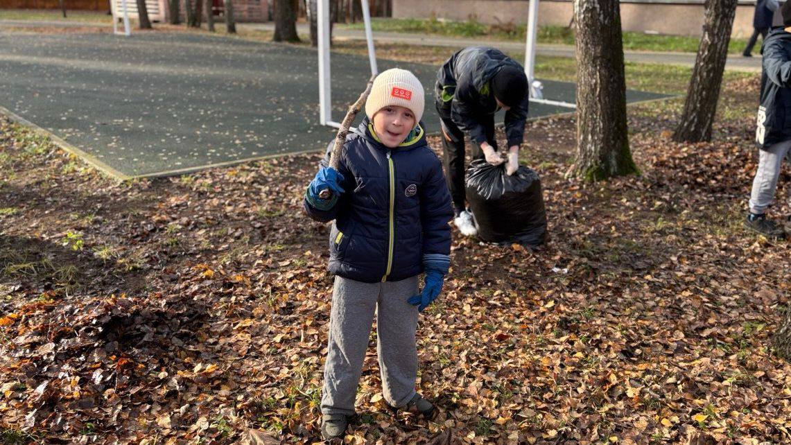 Осенняя уборка с теплом в сердце: сотрудники транспортной полиции устроили праздник труда для воспитанников Центра содействия семейному воспитанию имени Юрия Никулина Осенняя уборка с теплом в сердце: сотрудники транспортной полиции устроили праздник труда для воспитанников Центра содействия семейному воспитанию имени Юрия Никулина