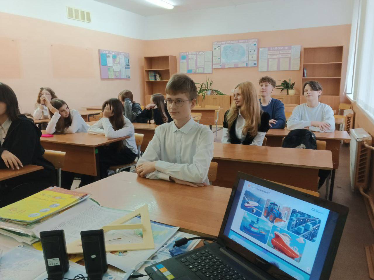 30.10.2025 г в 6-11 классах МБОУ СОШ Чехов-3 прошло отраслевое занятие "Россия аграрная: продовольственная безопасность" по курсу "Россия - Мои горизонты" 30.10.2025 г в 6-11 классах МБОУ СОШ Чехов-3 прошло отраслевое занятие "Россия аграрная: продовольственная безопасность" по курсу "Россия - Мои горизонты"