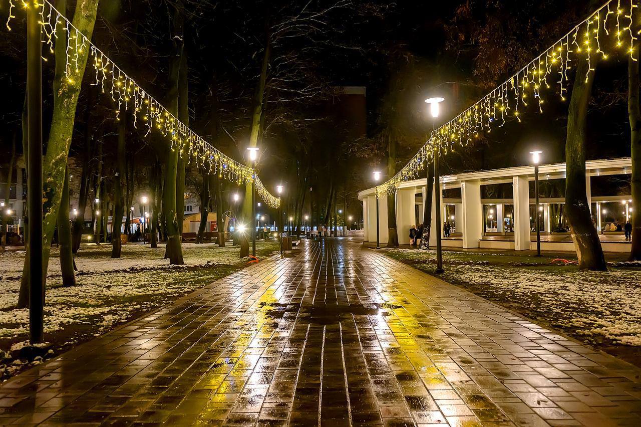 Подольские парки готовятся к зимнему сезону: украшения, катки и резиденция Деда Мороза