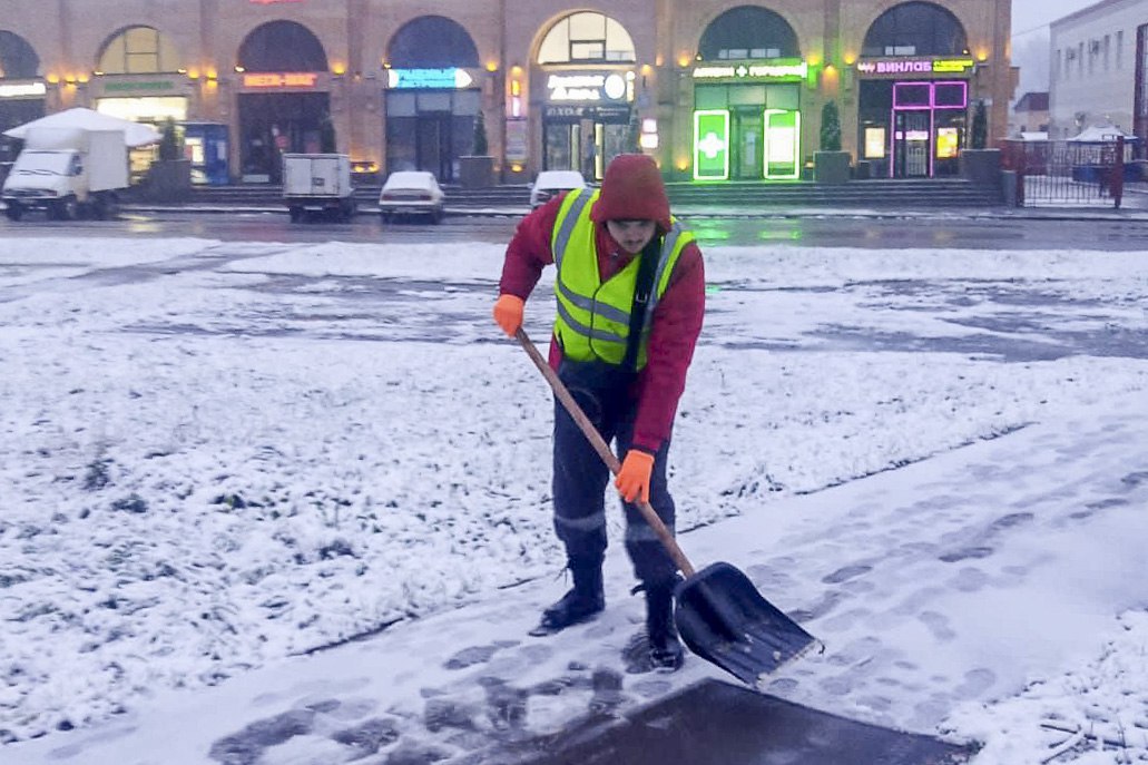 Уборка дорог и тротуаров от снега Уборка дорог и тротуаров от снега