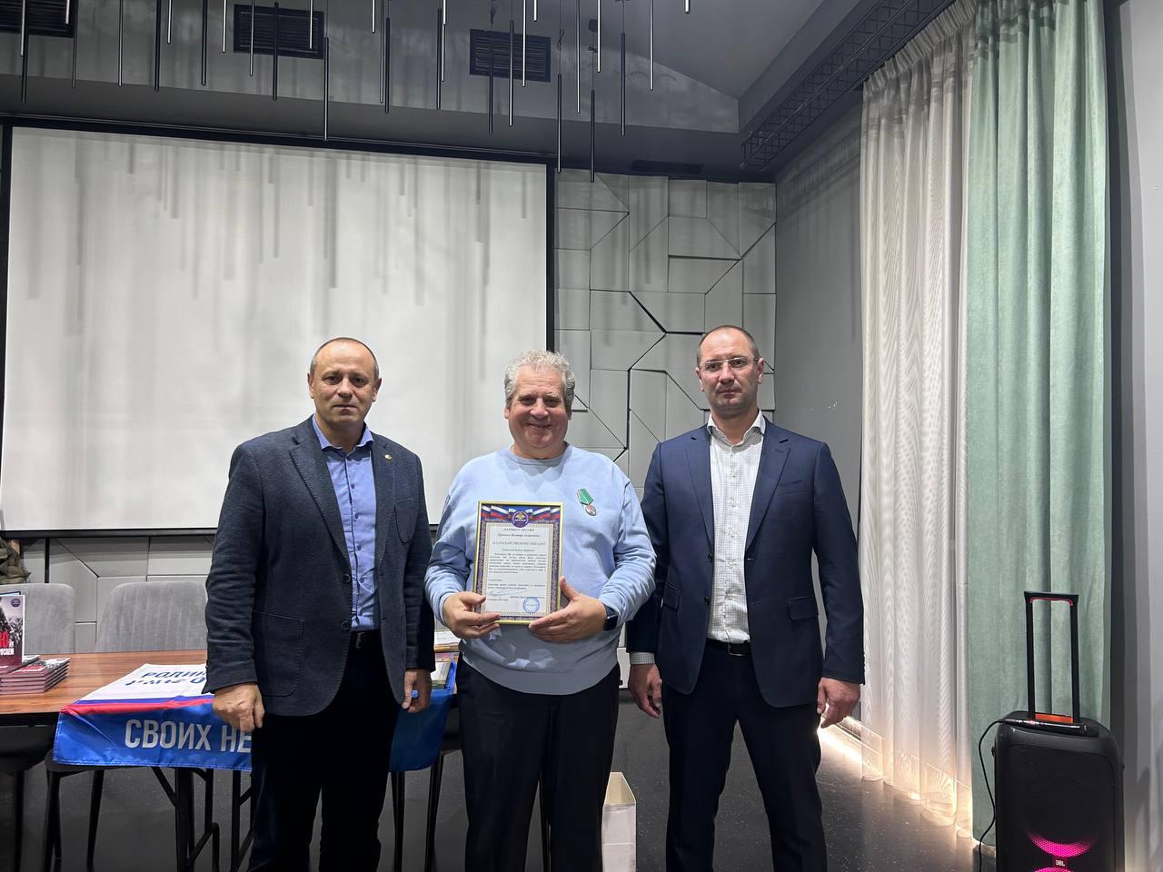 Волонтёры посёлка Октябрьский в Люберцах изготовили для фронта около четырёх тысяч защитных одеял, сетей и пончо Волонтёры посёлка Октябрьский в Люберцах изготовили для фронта около четырёх тысяч защитных одеял, сетей и пончо