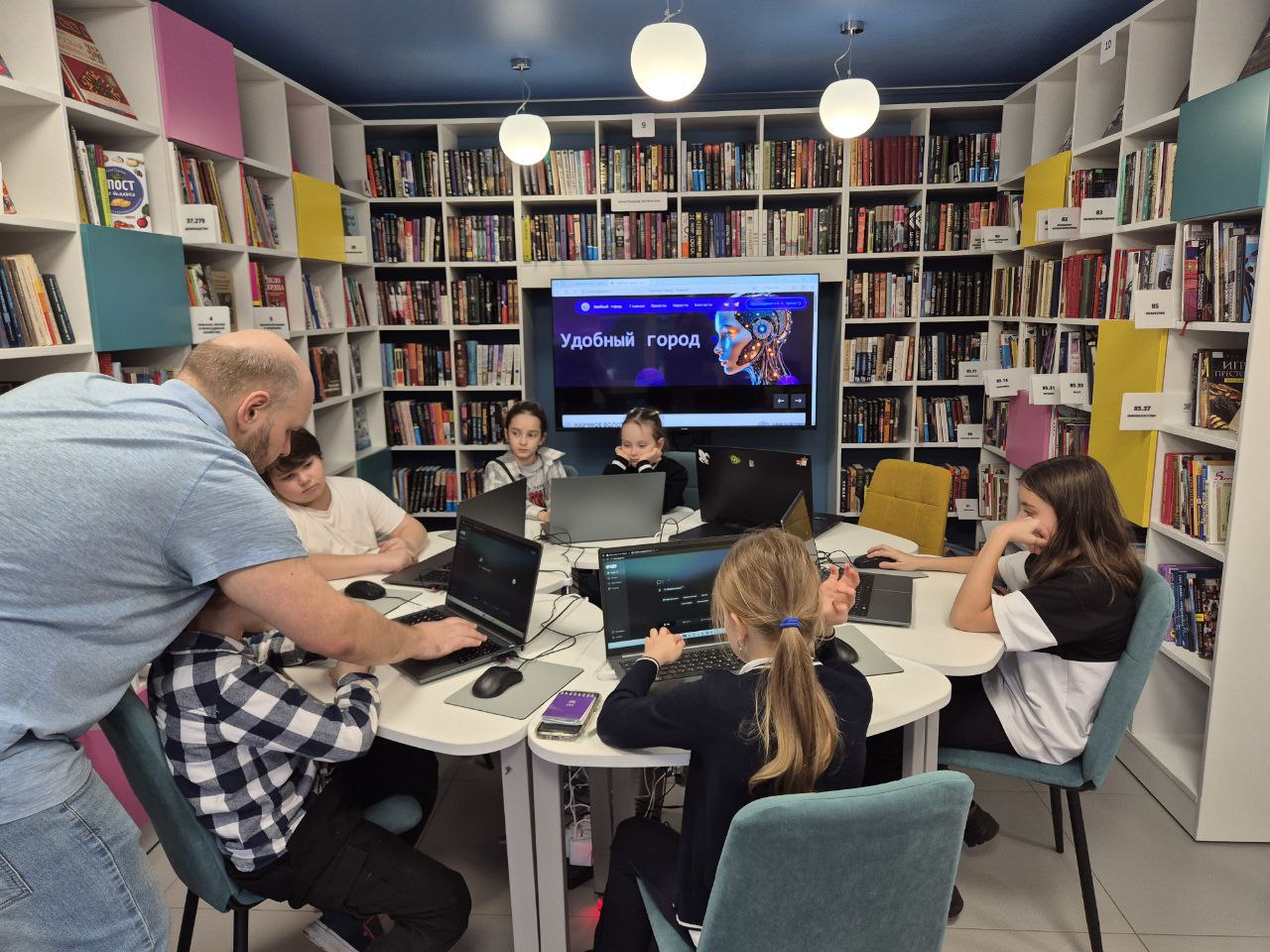 Увлекательный урок по нейросетям прошел в библиотеке Королёва Увлекательный урок по нейросетям прошел в библиотеке Королёва