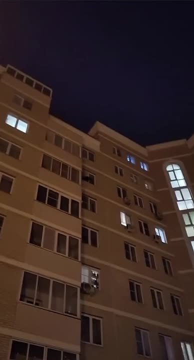 В подмосковном Звенигороде приезжий в неадекватном состоянии ворвался в чужую квартиру, избил хозяйку-пенсионерку и выскочил в окно