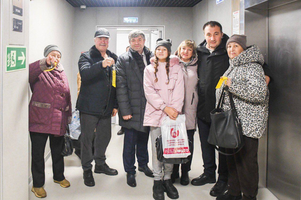 Жителям аварийных домов Жуковского вручили ключи от новых квартир Жителям аварийных домов Жуковского вручили ключи от новых квартир