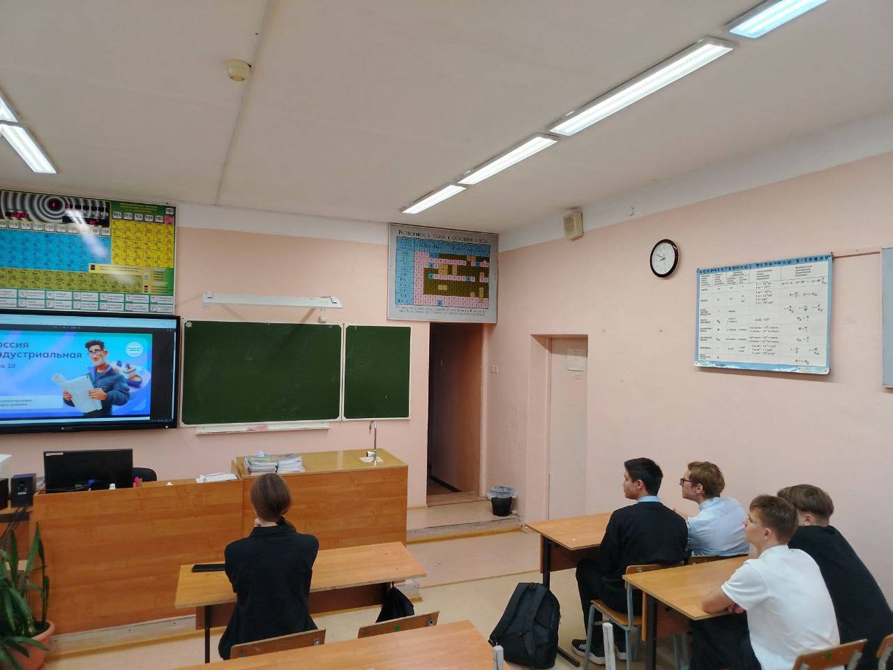 30.10.2025 г в 6-11 классах МБОУ СОШ Чехов-3 прошло отраслевое занятие "Россия аграрная: продовольственная безопасность" по курсу "Россия - Мои горизонты" 30.10.2025 г в 6-11 классах МБОУ СОШ Чехов-3 прошло отраслевое занятие "Россия аграрная: продовольственная безопасность" по курсу "Россия - Мои горизонты"