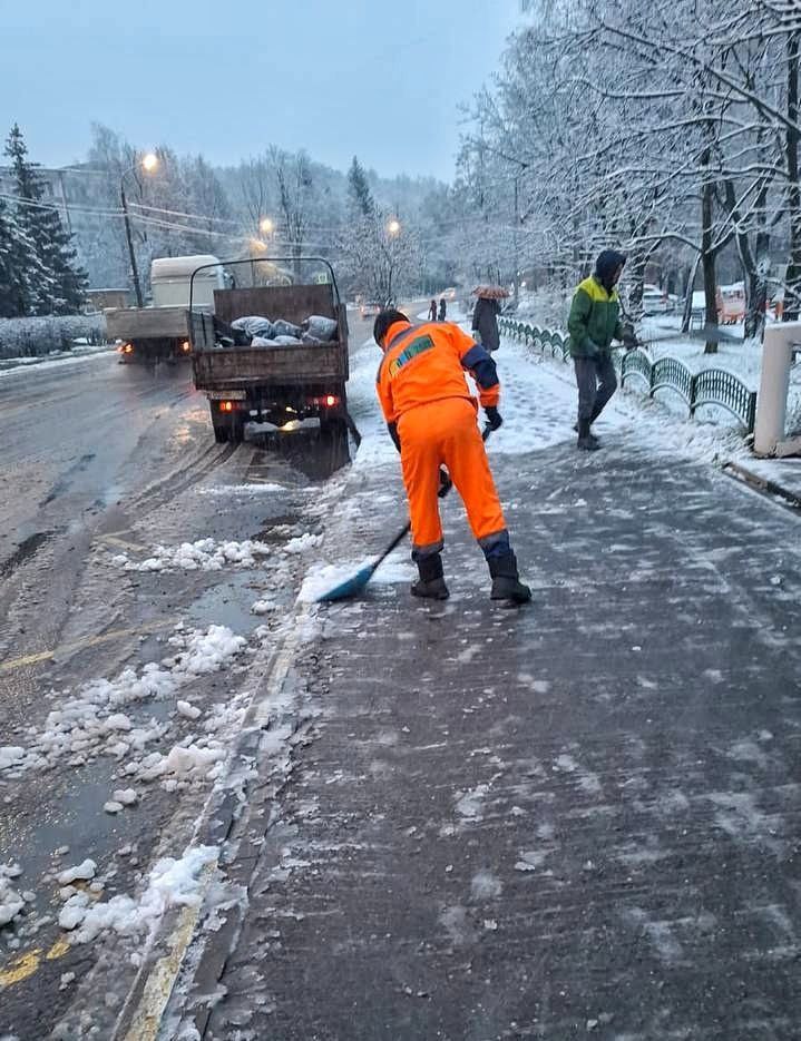 В Люберцах первыми встретили снег работники дорожно-коммунальных служб В Люберцах первыми встретили снег работники дорожно-коммунальных служб