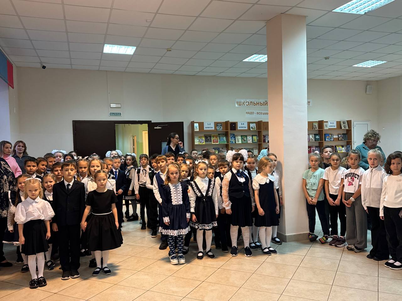 Репортаж от школьного медиацентра «Школьные истории»: сегодня в МБОУ Любучанской СОШ м.о. Чехов состоялась линейка для начальной школы! Репортаж от школьного медиацентра «Школьные истории»: сегодня в МБОУ Любучанской СОШ м.о. Чехов состоялась линейка для начальной школы!