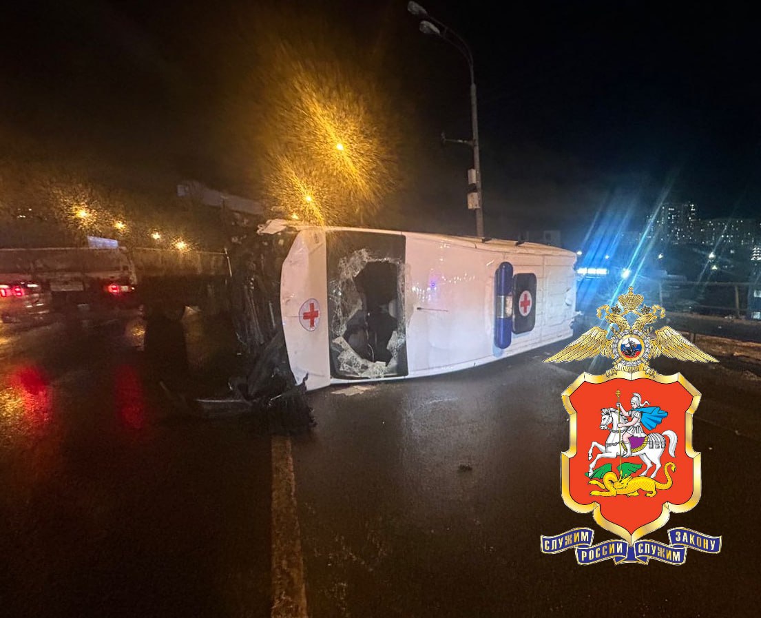 Сотрудники полиции разбираются в обстоятельствах ДТП с участием автомобиля скорой помощи в городском округе Реутов