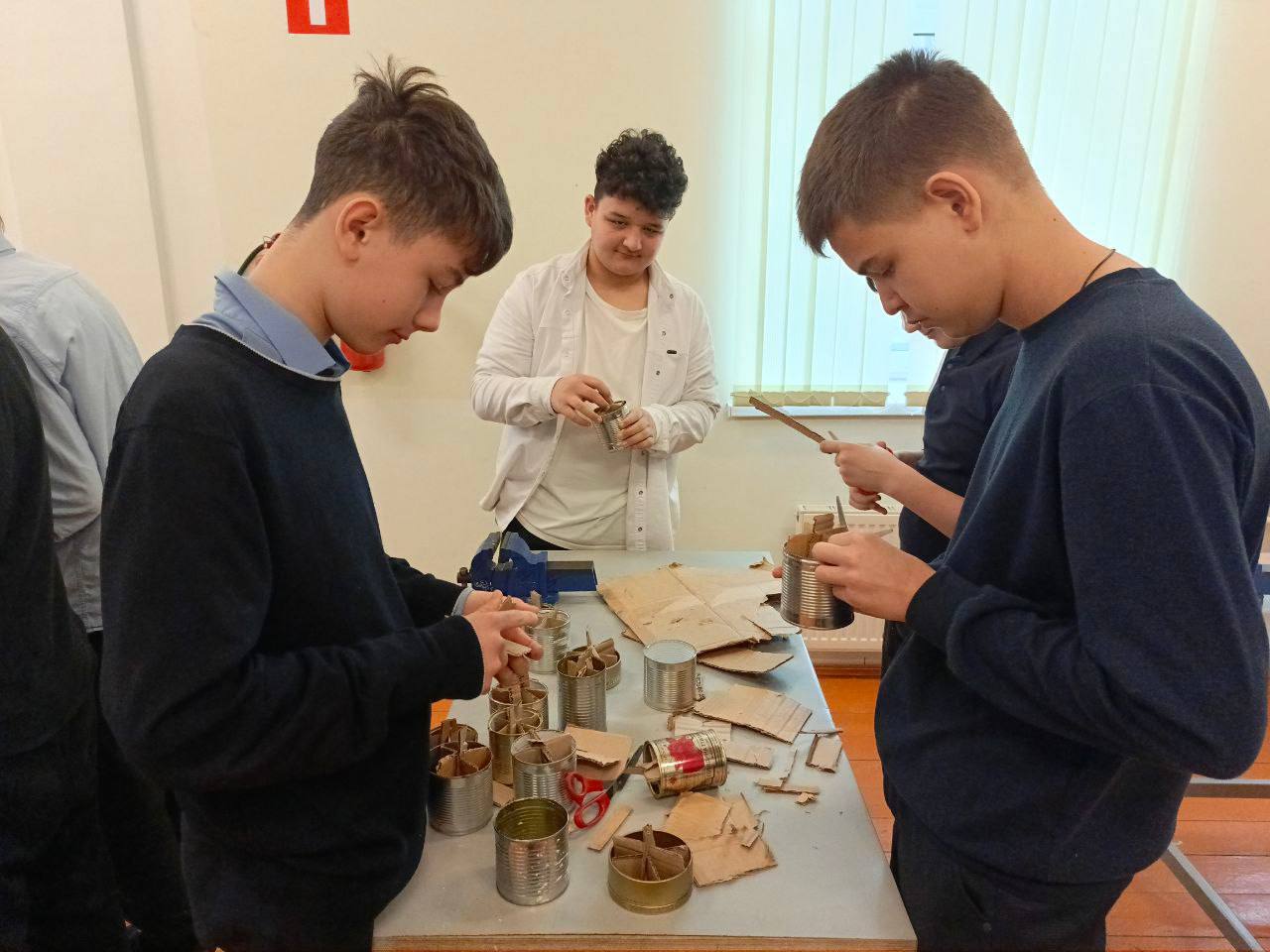 В рамках патриотического воспитания ученики МБОУ Любучанской СОШ м. о. Чехов продолжают изготовлять окопные свечи — простого, но важного средства для обогрева и освещения в полевых условиях В рамках патриотического воспитания ученики МБОУ Любучанской СОШ м. о. Чехов продолжают изготовлять окопные свечи — простого, но важного средства для обогрева и освещения в полевых условиях