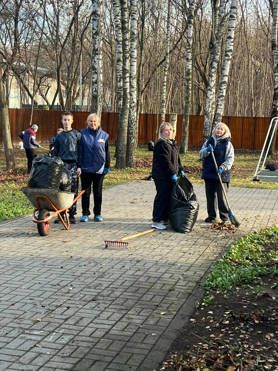 Осенняя уборка с теплом в сердце: сотрудники транспортной полиции устроили праздник труда для воспитанников Центра содействия семейному воспитанию имени Юрия Никулина Осенняя уборка с теплом в сердце: сотрудники транспортной полиции устроили праздник труда для воспитанников Центра содействия семейному воспитанию имени Юрия Никулина
