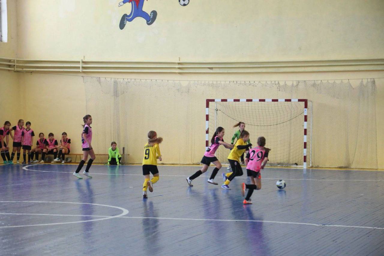 В спорткомплексе «Тепм» проходит традиционный турнир по футзалу среди девочек памяти Александра Червякова