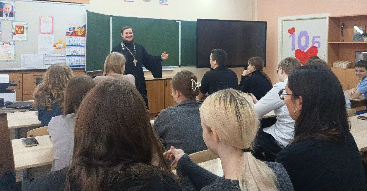 Диалог со священником. Сегодня состоялась традиционная встреча десятиклассников с настоятелем Преображенского храма села Спас-Темня священником Николаем Метенько Диалог со священником. Сегодня состоялась традиционная встреча десятиклассников с настоятелем Преображенского храма села Спас-Темня священником Николаем Метенько