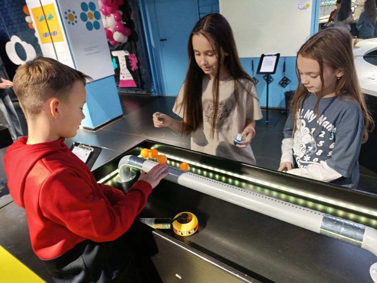 Интересные каникулыНачало каникул ученики 3а,4э и 5м класса отметили в ИнноПарке - интерактивном музее науке, который рассказывает о том, как устроен мир вокруг нас Интересные каникулыНачало каникул ученики 3а,4э и 5м класса отметили в ИнноПарке - интерактивном музее науке, который рассказывает о том, как устроен мир вокруг нас