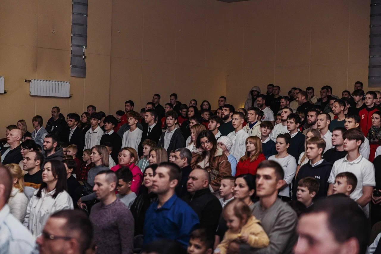 Прославляют родину футбола! Прославляют родину футбола!