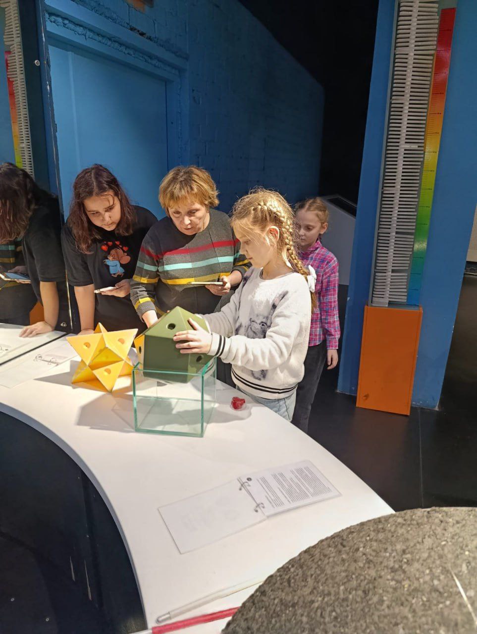 Интересные каникулыНачало каникул ученики 3а,4э и 5м класса отметили в ИнноПарке - интерактивном музее науке, который рассказывает о том, как устроен мир вокруг нас Интересные каникулыНачало каникул ученики 3а,4э и 5м класса отметили в ИнноПарке - интерактивном музее науке, который рассказывает о том, как устроен мир вокруг нас