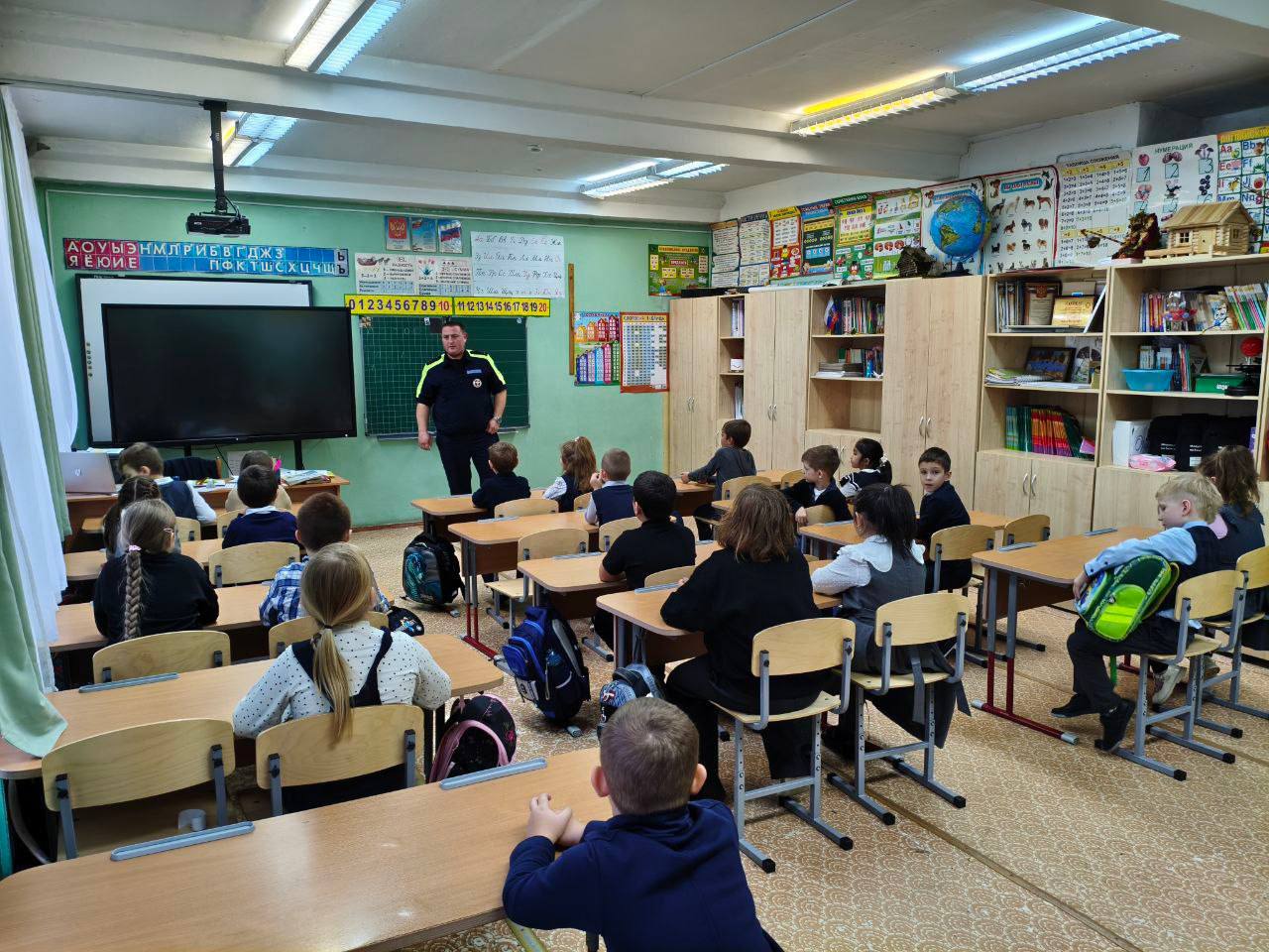 ПДД. 14.11.2025 в МБОУ СШ 10 имени С.Н.Воронина инспектор ГИБДД Мещеряков Алексей Владимирович провел профилактическую беседу в начальной школе инспектор ГИБДД о правилах дорожного движения ПДД. 14.11.2025 в МБОУ СШ 10 имени С.Н.Воронина инспектор ГИБДД Мещеряков Алексей Владимирович провел профилактическую беседу в начальной школе инспектор ГИБДД о правилах дорожного движения