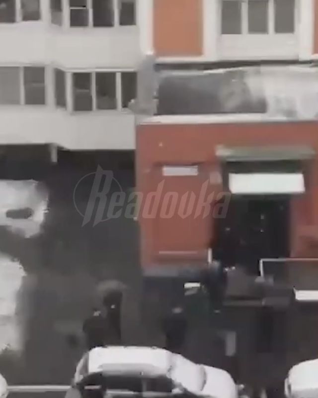 Стрельбу во дворе жилого дома во время свадьбы устроили в Подмосковье