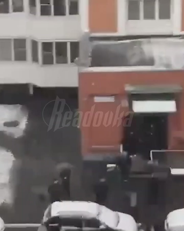 Стрельбу во дворе жилого дома во время свадьбы устроили в Подмосковье