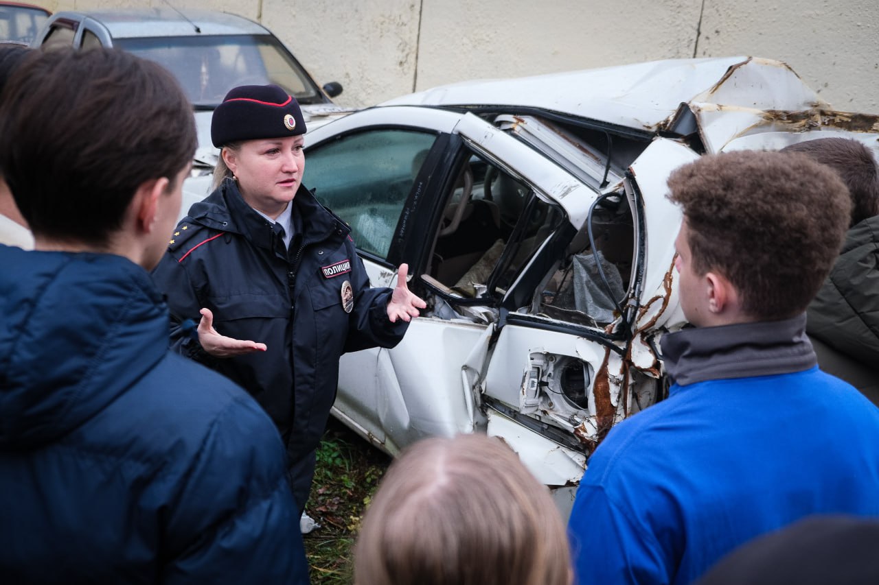 Сотрудники Госавтоинспекции совместно со студентами провели социальную акцию, приуроченную ко Всемирному дню памяти жертв ДТП Сотрудники Госавтоинспекции совместно со студентами провели социальную акцию, приуроченную ко Всемирному дню памяти жертв ДТП