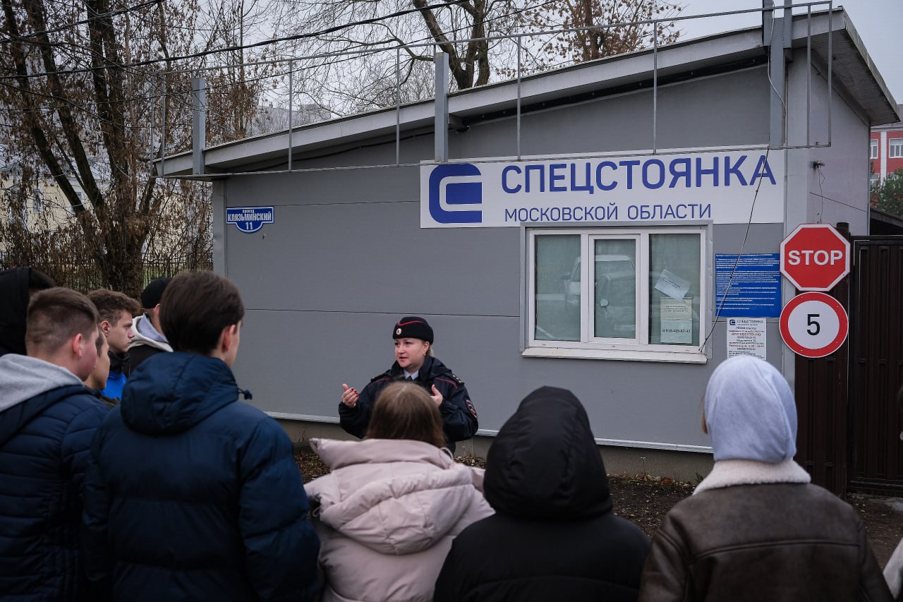 Сотрудники Госавтоинспекции совместно со студентами провели социальную акцию, приуроченную ко Всемирному дню памяти жертв ДТП Сотрудники Госавтоинспекции совместно со студентами провели социальную акцию, приуроченную ко Всемирному дню памяти жертв ДТП