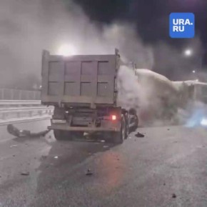 Большегрузы смяли легковушки на платной трассе в Подмосковье