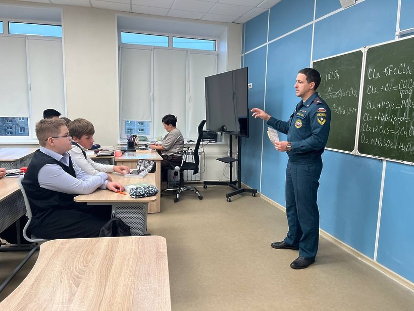 Спасатели провели уроки безопасности в школах Солнечногорска Спасатели провели уроки безопасности в школах Солнечногорска