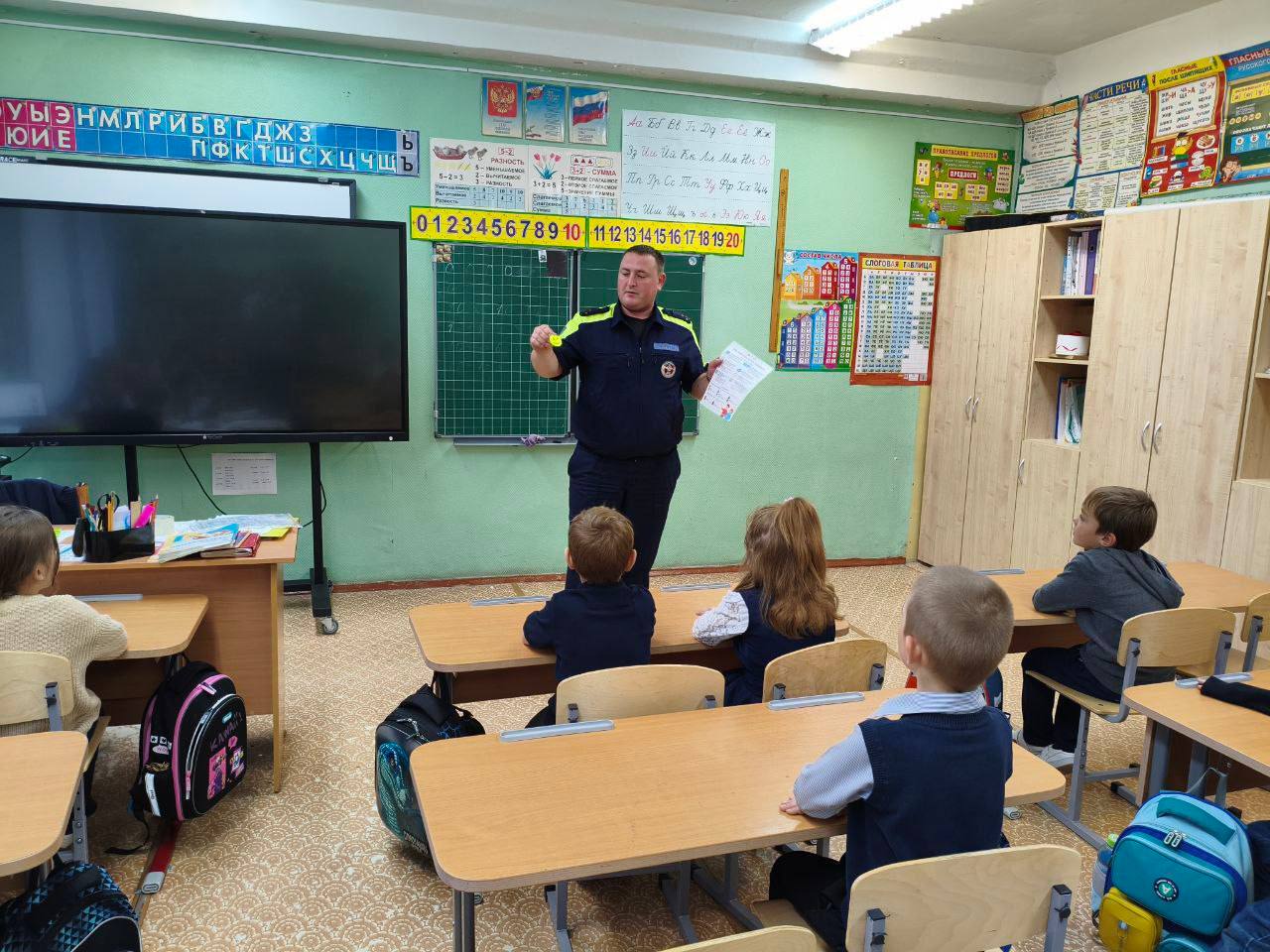 ПДД. 14.11.2025 в МБОУ СШ 10 имени С.Н.Воронина инспектор ГИБДД Мещеряков Алексей Владимирович провел профилактическую беседу в начальной школе инспектор ГИБДД о правилах дорожного движения ПДД. 14.11.2025 в МБОУ СШ 10 имени С.Н.Воронина инспектор ГИБДД Мещеряков Алексей Владимирович провел профилактическую беседу в начальной школе инспектор ГИБДД о правилах дорожного движения