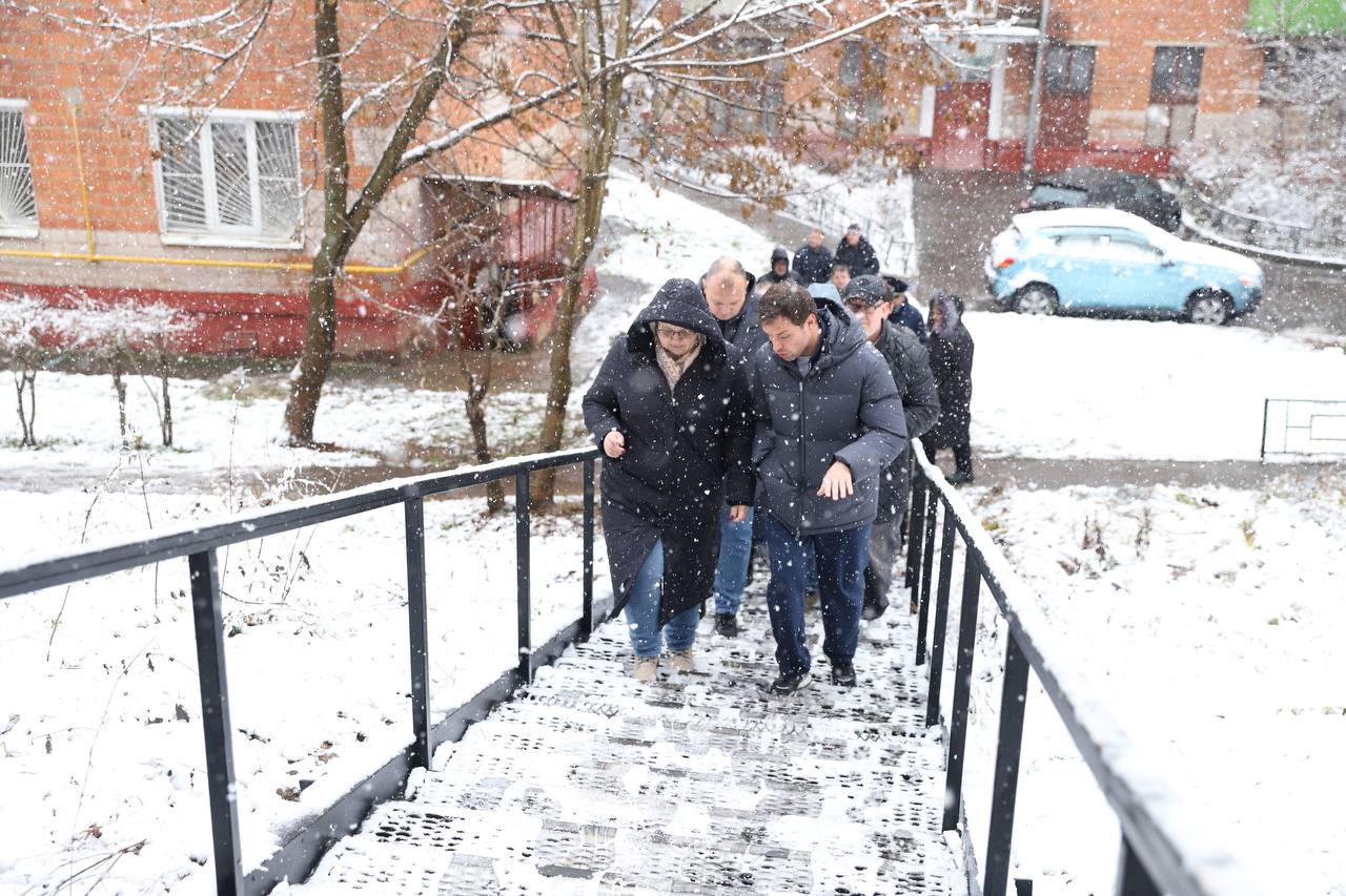 Глава Химок вместе с жителями провела обход территории Глава Химок вместе с жителями провела обход территории